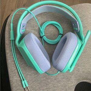NWOT Logitech G335 Wired Over-Ear Headphones-Memory foam ear pads & flip mic